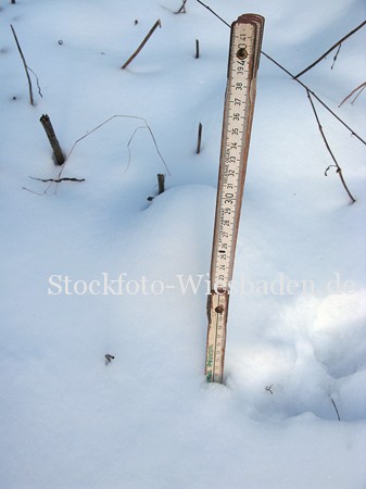 Stockfoto: Zollstock misst Schneehöhe