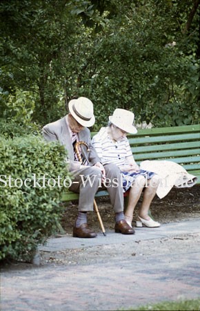 Stockphoto zeigt ein älteres Paar schlafend mit Schlafstock