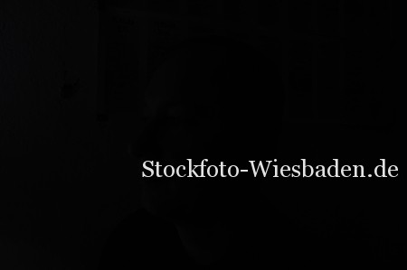 Stockfoto: Portrait im Stochdunkeln